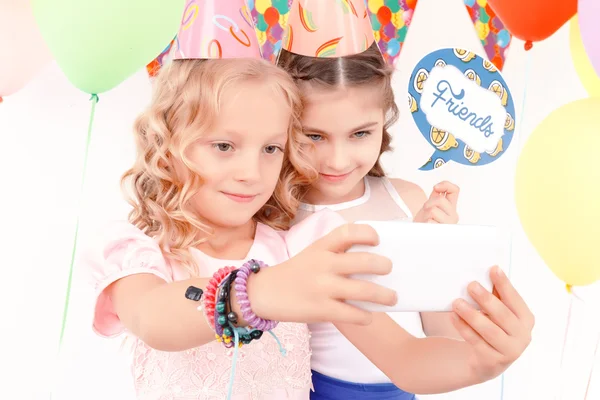 Two pretty girlfriends doing selfie — Stock Photo, Image