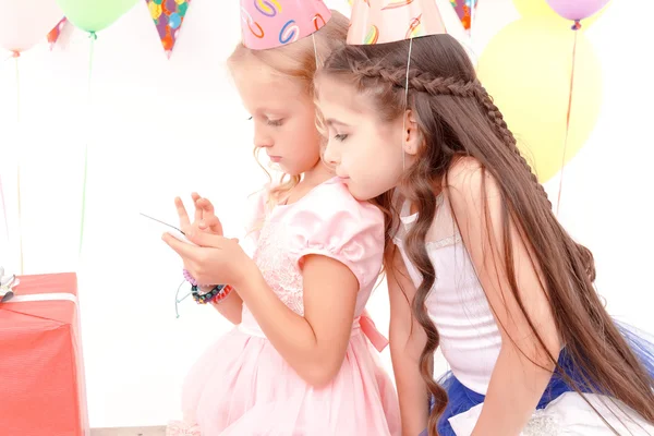 Дві дівчини з мобільним телефоном — стокове фото