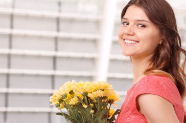 Buket Cafe ile mutlu kadın 