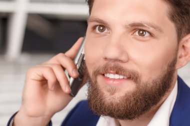 Adamın cep telefonu konuşurken yakın çekim