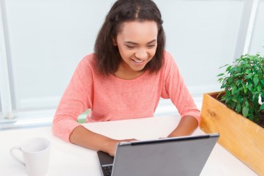 Bilgisayarda çalışan güzel melez kız 