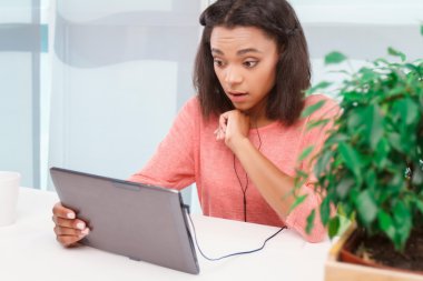 Tablet kullanan genç melez kız