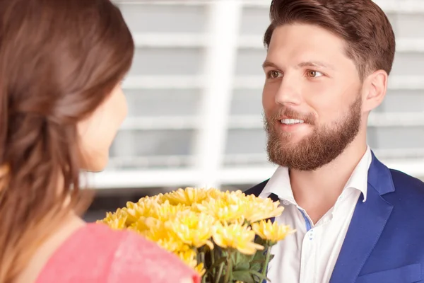 Mann überreicht seiner Freundin Blumen — Stockfoto