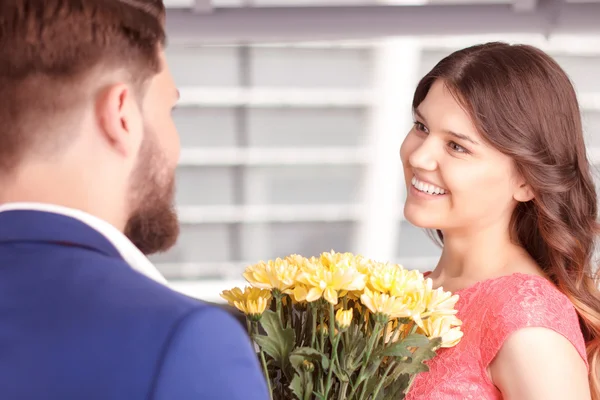 Homem apresentando flores para sua namorada — Fotografia de Stock