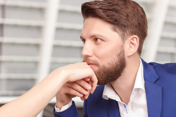 Knappe man van de hand van zijn vriendin kussen — Stockfoto