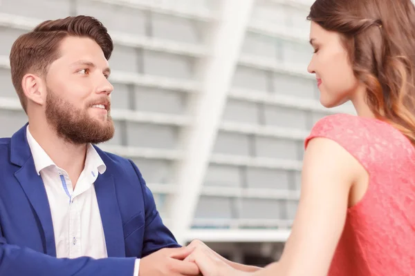 Hombre cogido de la mano de su novia sonriente — Foto de Stock