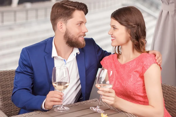 Preciosa pareja abrazándose en el restaurante —  Fotos de Stock