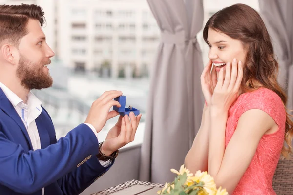 Mann macht seiner Freundin Heiratsantrag — Stockfoto