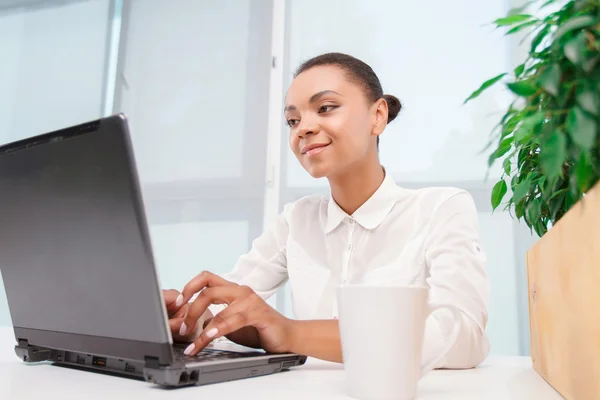 Mooie mulat meisje werken op de computer — Stockfoto