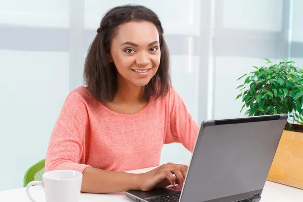 Mooie mulat meisje werken op de computer — Stockfoto