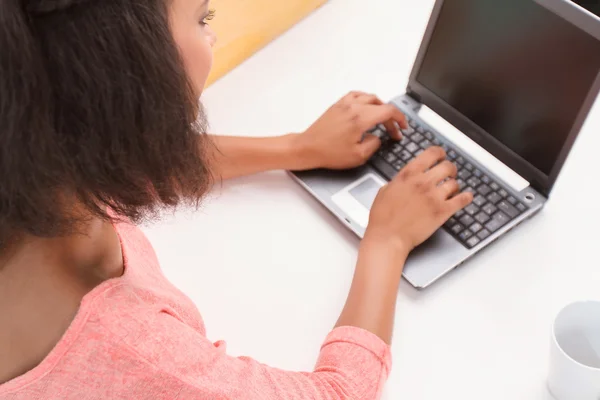 Bovenaanzicht van het typen mulat vrouw — Stockfoto