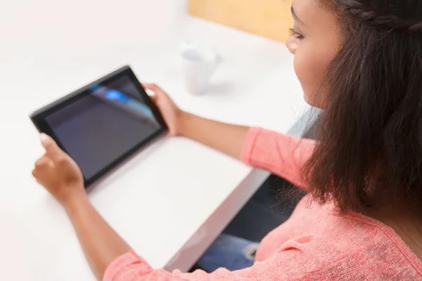 Visão superior da mulher mulata usando tablet — Fotografia de Stock