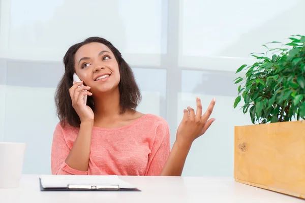 Mulatto woman talking per mobile phone — Stock Photo, Image