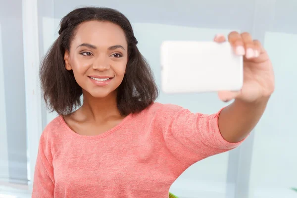 Pretty mulatto woman doing selfie — Stock Photo, Image