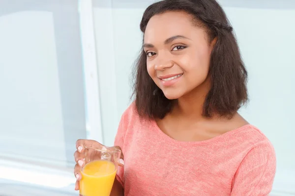 Mulher mulata bonita com suco — Fotografia de Stock