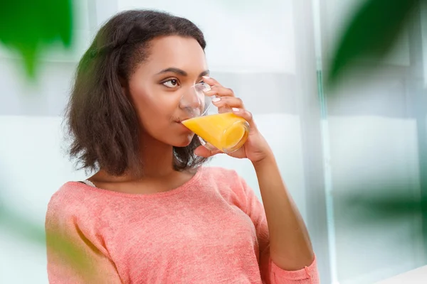 Vrouw die sinaasappelsap drinkt — Stockfoto