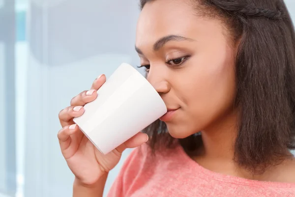 Primer plano de la mujer bebiendo té — Foto de Stock