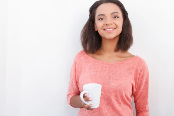 Pretty mulatto girl posing with cup — Stock Photo, Image