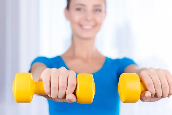 Menina feliz fazendo exercícios — Fotografia de Stock