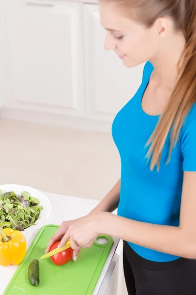 Fille saine faisant de la salade — Photo