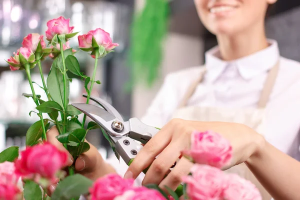 Mujer trabajando en floristería — Foto de Stock