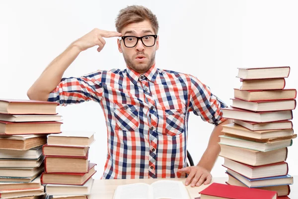 Studente positivo che studia in biblioteca — Foto Stock