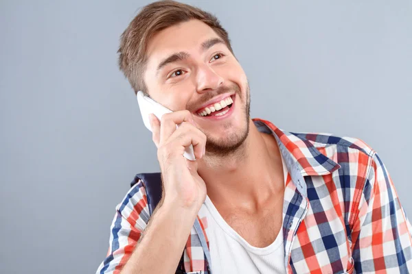 Estudante alegre falando ao telefone — Fotografia de Stock