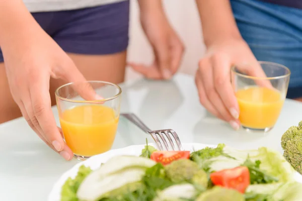 Friska flickor äta sallad — Stockfoto