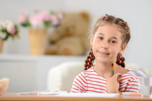 Piccola bella ragazza che tiene il pennello — Foto Stock