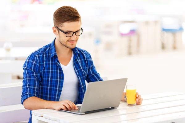 Freelancer positivo trabalhando no laptop — Fotografia de Stock
