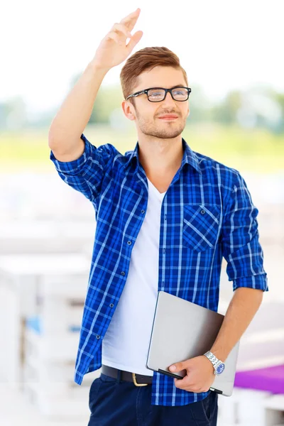 Bonito freelancer portátil celebración — Foto de Stock