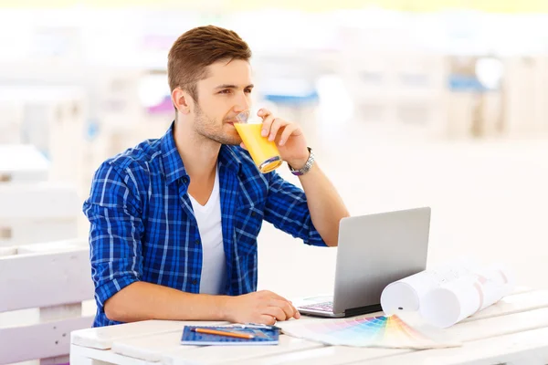 Overjoyed freelancer sitting at the table — Stock fotografie