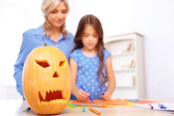 Mother and daughter preparing for Halloween — Stock Photo, Image