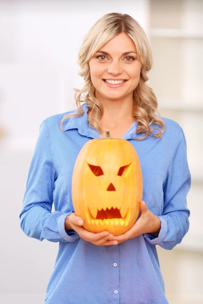 Donna piacevole che tiene la zucca — Foto Stock