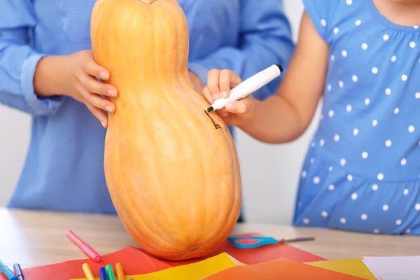 Madre e hija preparándose para Halloween —  Fotos de Stock