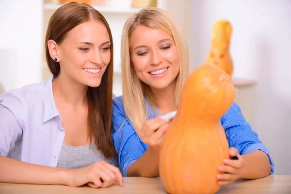 Nice friends craving the pumpkin — Stock Photo, Image