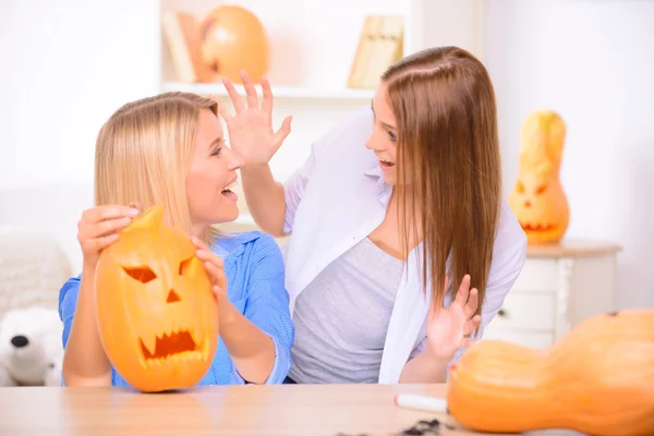 Mooie vrouwen Halloween-feest voorbereiden — Stockfoto