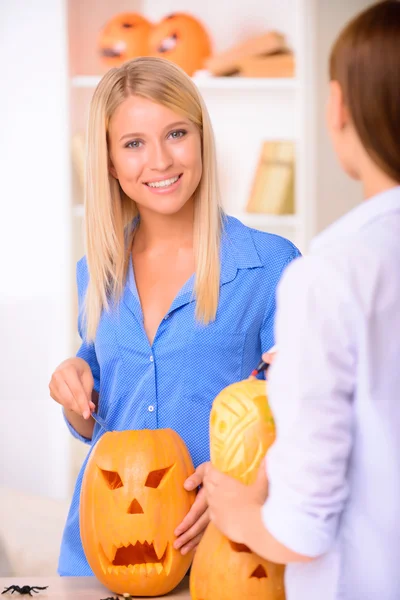 Tevreden vrouw verlangen de pompoen — Stockfoto