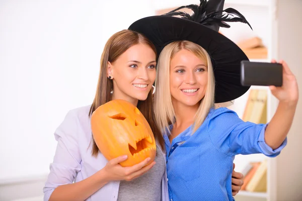 Gelukkig vrouwen maken van foto 's — Stockfoto