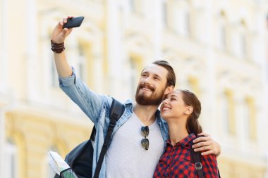 Mutlu turistler selfie yaparak