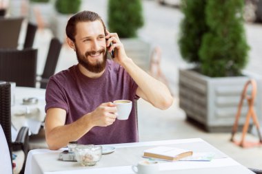 Kafede oturan güzel adam