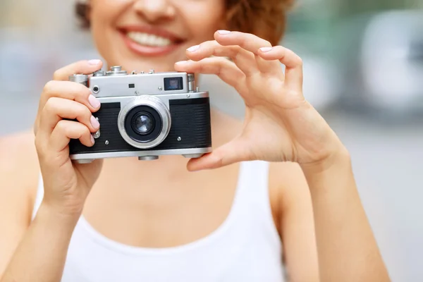 Smiling girl making photos — Stockfoto