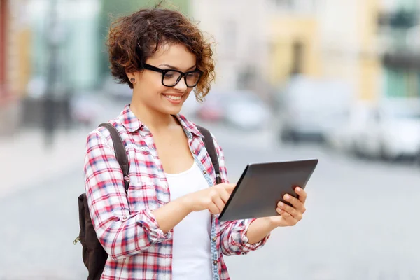 Nice tourist holding laptop — Stock fotografie