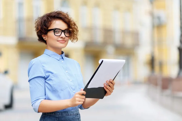 Happy girl holding folder. — Stock fotografie