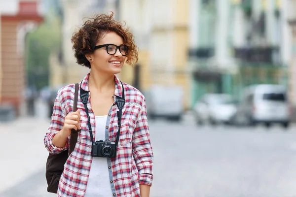 Buena chica sosteniendo la cámara fotográfica — Foto de Stock