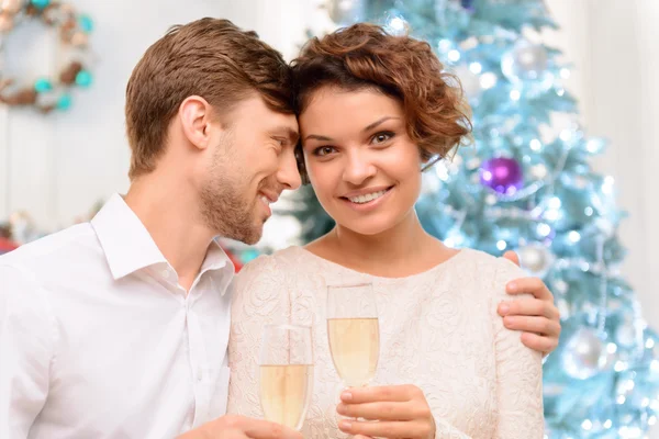 Couple amoureux buvant du champagne — Photo