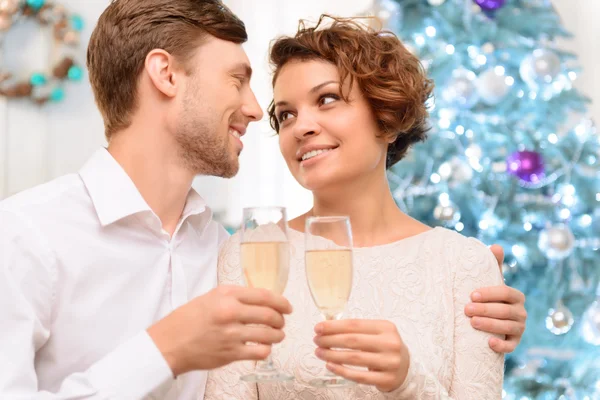 Amante pareja bebiendo champán — Foto de Stock