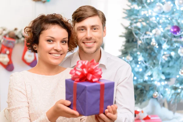 Loving couple holding present — Stock Photo, Image