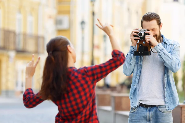 Trevliga turister gör bilder — Stockfoto
