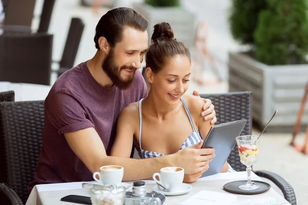 Joli couple assis dans le café — Photo